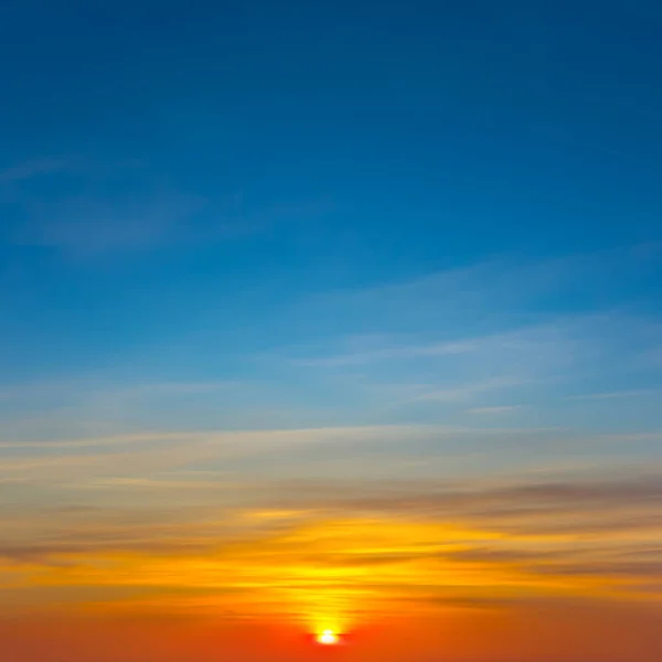 夕阳笼罩在戏剧性的云天之上 自然的晚空背景 — 图库照片