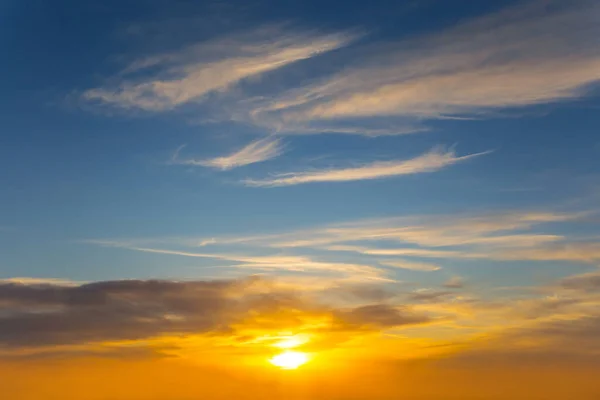 Zonsondergang Boven Dramatische Bewolkte Hemel Natuurlijke Avond Hemel Achtergrond — Stockfoto