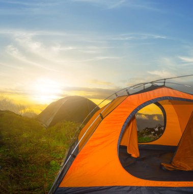 Gün batımında Dağ Vadisi 'nde turistik kamp, doğal seyahat geçmişi