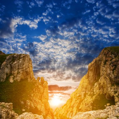 Yeşil dağ Vadisi dramatik batımında