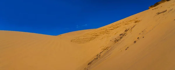 Breite Sanddüne Der Wüste Unter Blauem Himmel — Stockfoto