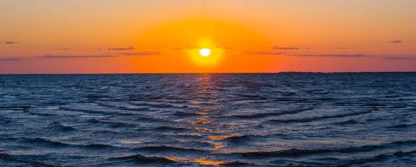 Tranquilo Mar Baía Vermelho Dramático Pôr Sol Belo Verão Mar — Fotografia de Stock