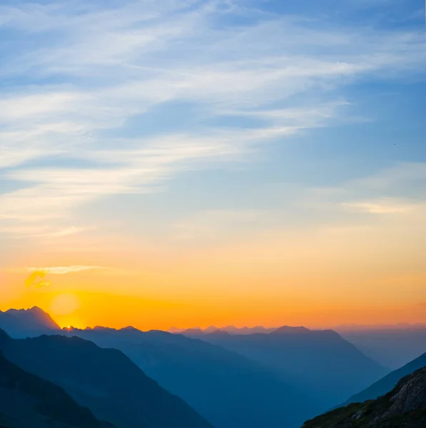 Silhouette Valle Montagna Nebbia Blu Tramonto Drammatico — Foto Stock