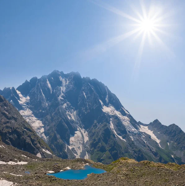 Pequeño Lago Cerca Cresta Montaña Bajo Sol Brillante —  Fotos de Stock