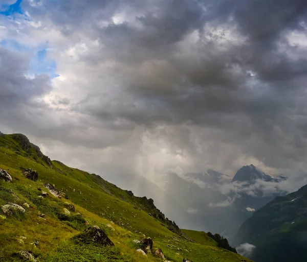 Groene Bergvallei Dichte Mist Wolken — Stockfoto