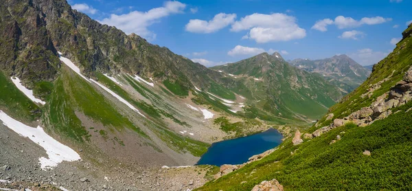 Pequeno Lago Azul Vale Verde Montanha — Fotografia de Stock