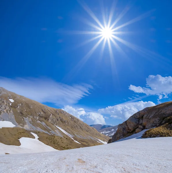 Paso Montaña Cubierto Nieve Día Soleado Brillante Escena Viaje Primavera —  Fotos de Stock
