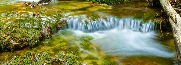 Nahaufnahme Kleiner Wasserfall Gebirgsfluss — Stockfoto