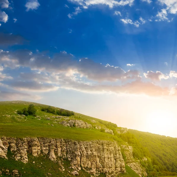 Verde Valle Montagna Tramonto Drammatico — Foto Stock