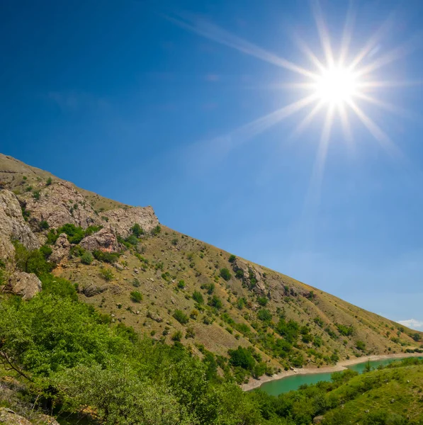 輝く太陽の光に照らされた山の斜面 — ストック写真