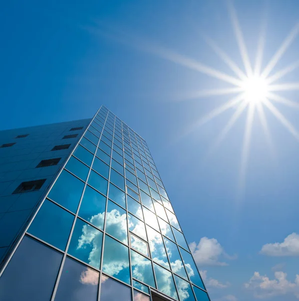 輝く太陽を背景にしたビジネスセンタービル — ストック写真