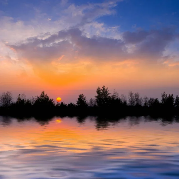 小湖上空戏剧性的落日 宁静的自然落日背景 — 图库照片