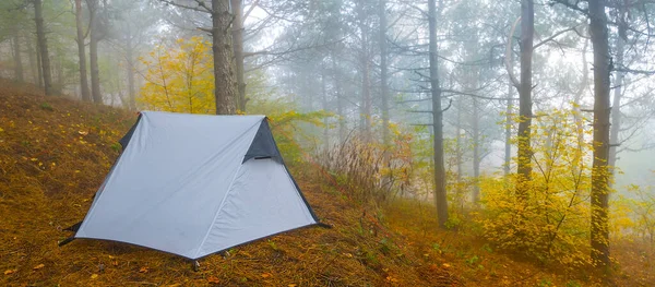 Tenda Turística Branca Ficar Encosta Monte Densa Névoa Outono Natural — Fotografia de Stock