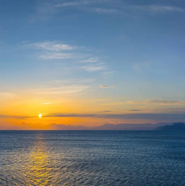 Ήσυχη Θάλασσα Στον Κόλπο Στο Νωρίς Πρωί — Φωτογραφία Αρχείου