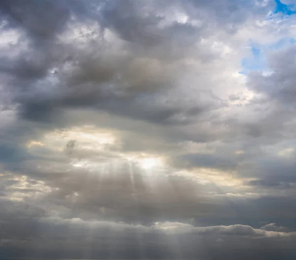 Rayons Soleil Poussent Travers Les Nuages Dramatiques Denses — Photo