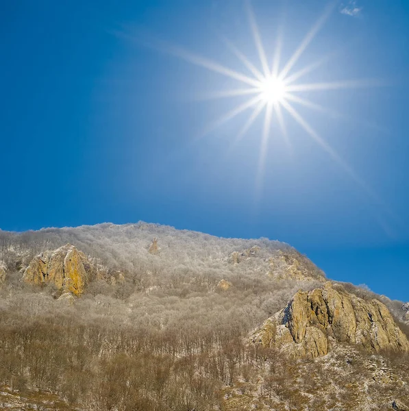 Nevado Valle Montaña Brillante Día Invierno Soleado — Foto de Stock