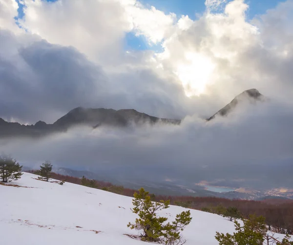 Winter Snowbound Mountain Valley Light Sun — 图库照片