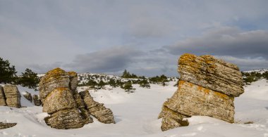 Karda kocaman taşlarla kaplı dağ vadisi