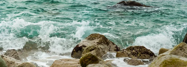 Closeup Emerald Stormy Sea Coast Huge Stones — Stockfoto