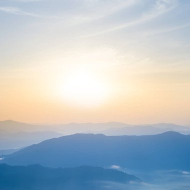 Dağ sırtı silueti.