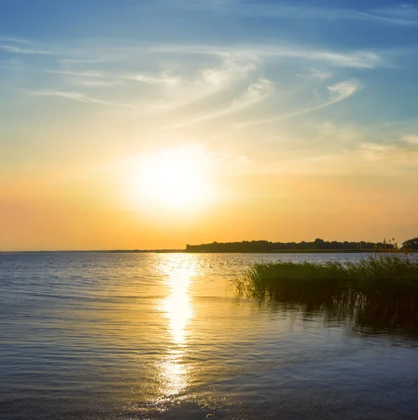 Calm Lake Coast Dramatic Sunset Natural Summer Outdoor Scene — ストック写真