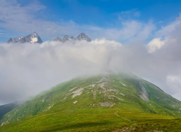 Зелена Вершина Гори Тумані Густих Хмарах Літній Подорожі Фону — стокове фото