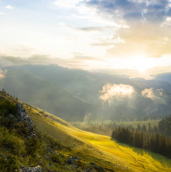 Green Mountain Valley Sunset Beautiful Mountain Travel Landscape — Stockfoto