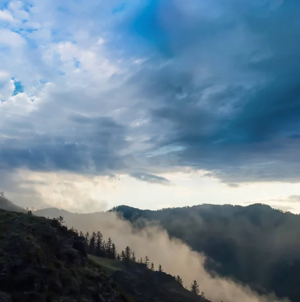 Green Mountain Chain Blue Dramatic Cloudy Sky — 图库照片