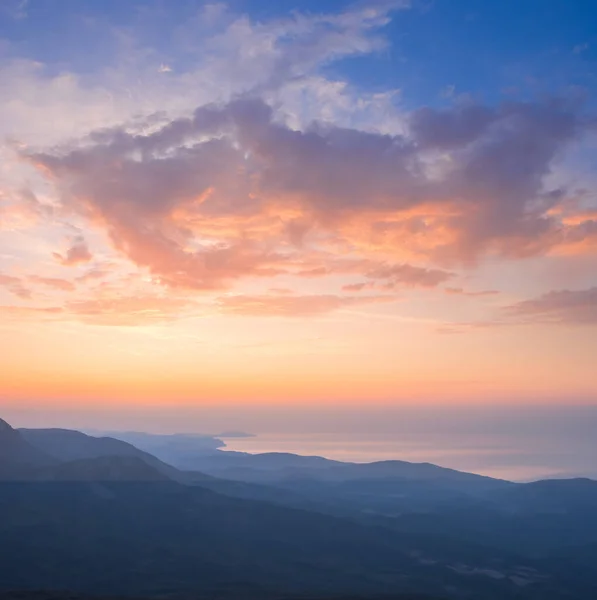 Mountain Ridge Silhouette Sea Bay Early Morning — Foto Stock