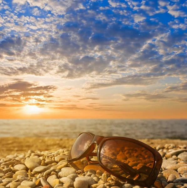 Closeup Sunglasses Lie Stony Sea Coast Light Evening Sun Summer — Fotografia de Stock