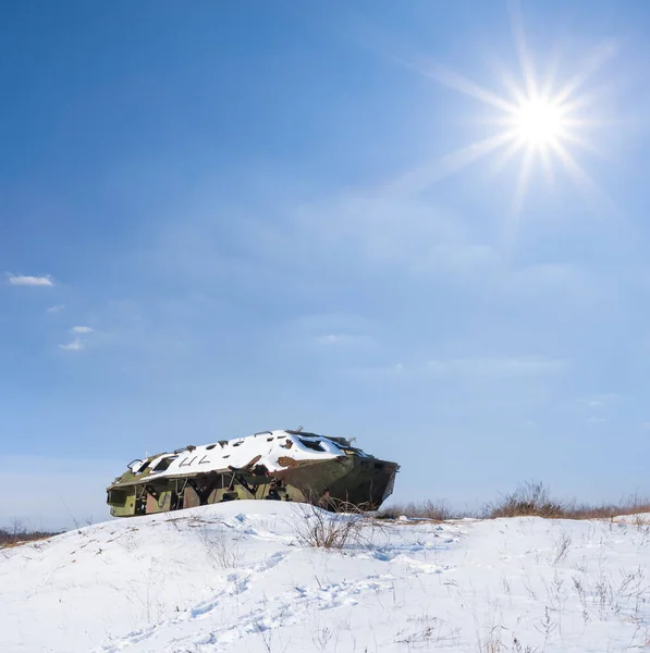 Damaged Armored Personnel Carrier Stay Snowbound Plain Sunny Day — Foto de Stock