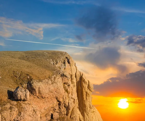 Bergsklippan Vid Den Dramatiska Solnedgången — Stockfoto