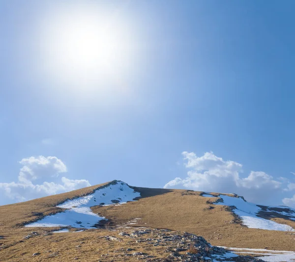 Cume Montesa Nevada Sob Sol Cintilante — Fotografia de Stock