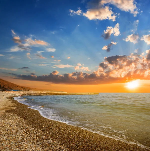 Stony Sea Beach Dramatic Sunset Summer Sea Vacation Background — Zdjęcie stockowe