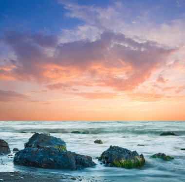 gün batımında taşlarla Yalı