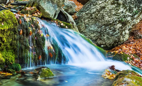 Nahaufnahme Kleiner Wasserfall Gebirgsschlucht Herbstliche Gebirgsflussszene — Stockfoto