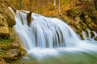 Dağ nehri üzerinde küçük bir şelale, dağ kanyonu sonbahar manzarası.