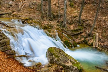 Dağ nehri üzerinde küçük bir şelale, dağ kanyonu sonbahar manzarası.
