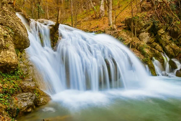 山の川の上の小さな滝を閉じて 山の峡谷の秋の風景 — ストック写真