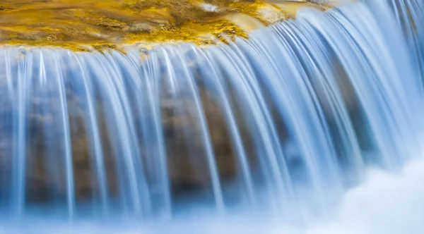 Крупный План Небольшой Водопад Горной Реке Стремительный Воды Природный Фон — стоковое фото