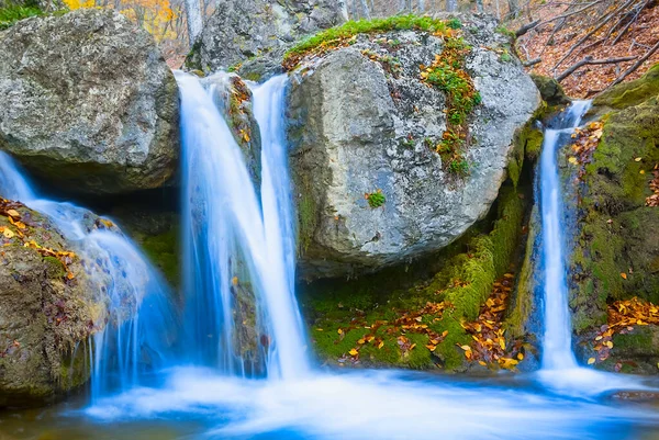 特写小瀑布落在山河上 高山峡谷秋景 — 图库照片