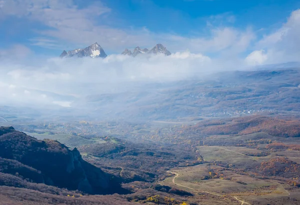 濃い青の霧の中の山の谷 — ストック写真