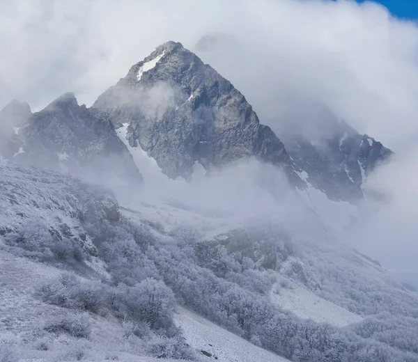 Valle Montagnosa Innevata Fitta Nebbia Nuvole — Foto Stock