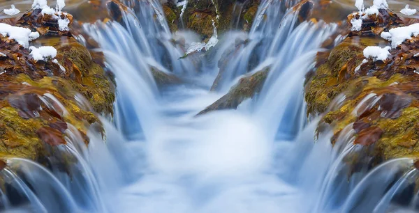 山の川の上の小さな滝を閉じて 水の自然背景を急いで — ストック写真