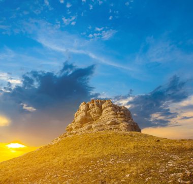 Dramatik günbatımında Stony Hill tepesinde