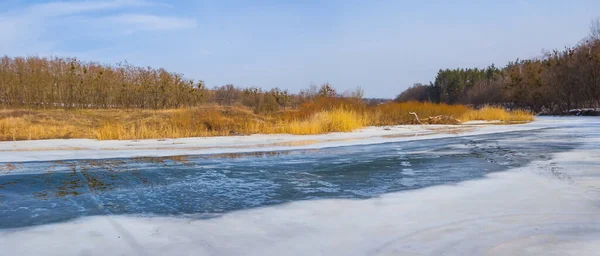 小河在明亮的冬日融化 冬季季节室外景观 — 图库照片