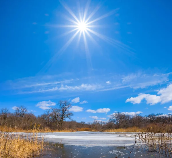 冰冷的河流在寒冷阳光明媚的日子里 冬季户外的景色 — 图库照片