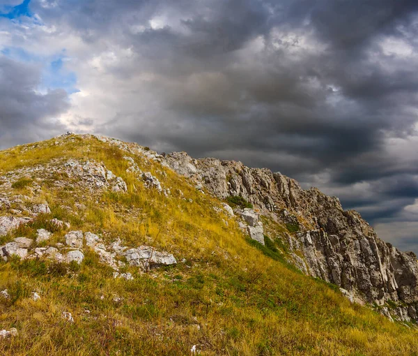 Monte Gress Pendio Sotto Denso Cielo Nuvoloso — Foto Stock