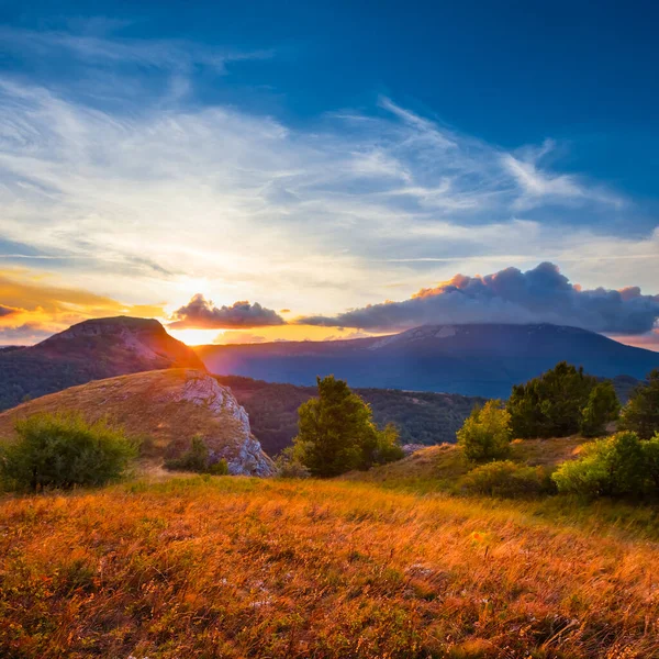 Bergdal Bij Dramatische Zonsondergang Natuurlijk Berglandschap — Stockfoto