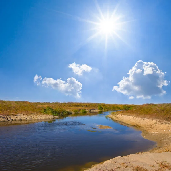 Kleiner Ruhiger Fluss Inmitten Der Prärie Unter Blauem Bewölkten Himmel — Stockfoto